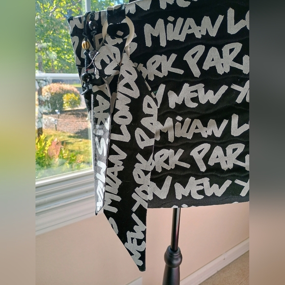 Beautiful Black and White Graphic Tote Bag❤️ - Picture 3 of 6